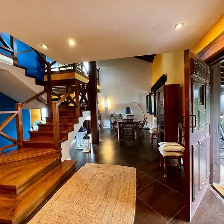 Magnifica Mirando Al Mar